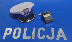 policyjna czapka oraz urządzenie do pomiaru trzeźwości na masce radiowozu