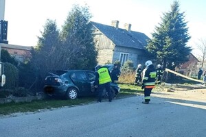 policjant w trakcie oględzin na miejscu zdarzenia drogowego