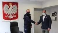 Komendant Miejski Policji wraz z Januszem Ciechanowskim podczas podpisania porozumienia