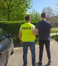 policjant z zatrzymanym przy radiowozie nieoznakowanym