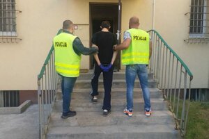 policjanci prowadzą zatrzymanego