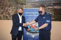 Na zdjęciu Komendant Miejski Policji w Piotrkowie Trybunalskim insp. Krzysztof Mikułowski z Burmistrzem Miasta Sulejowa Wojciechem Ostrowskim podczas podpisywania umowy dotyczącej patroli ponadnormatywnych.