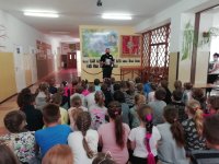 policjant podczas spotkania z uczniami