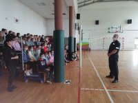 policjant podczas spotkania z uczniami