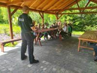 policjant podczas spotkania z uczniami