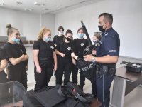 uczennice podczas wizyty w piotrkowskiej jednostce
