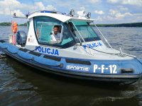 policjant podczas patrolu łodzią motorową