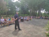 policjant podczas pogadanki z uczniami szkoły podstawowej