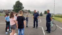 policjanci z dziećmi podczas egzaminu na kartę rowerową