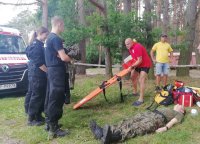 ratownik wopr-u opowiada o zastosowaniu deski ratunkowej