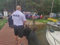 strażnik leśnik podczas pogadanki z uczniami