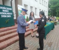 uczennica klasy policyjnej przyjmuje podziękowania od przedstawiciela kadry kierowniczej piotrkowskiej jednostki