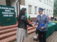 Komendant Rękawiecki przyjmuje podziękowania za współpracę od dyrekcji Szkoły w Bujnach
