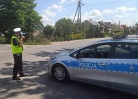 policjant ruchu drogowego podczas pomiaru prędkości