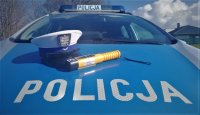 policyjna czapka oraz urządzenie do pomiaru stanu trzeźwości na masce policyjnego radiowozu