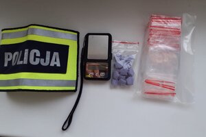 narkotyki, waga oraz torebki foliowe