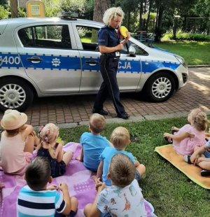 policjantka podczas rozmowy z przedszkolakami