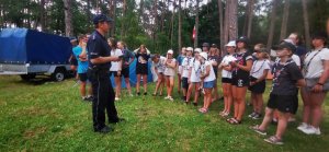 policjant podczas pogadanki z młodzieżą
