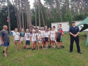 policjant wraz z młodzieżą na wspólnym zdjęciu