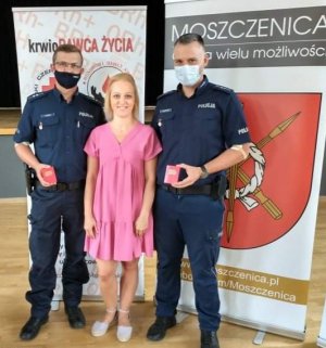 policjanci w trakcie zbiórki krwi na terenie  GOKiS w Moszczenicy wyróżnieni odznaką ,,Zasłużonego Honorowego Dawcy Krwi&quot;.