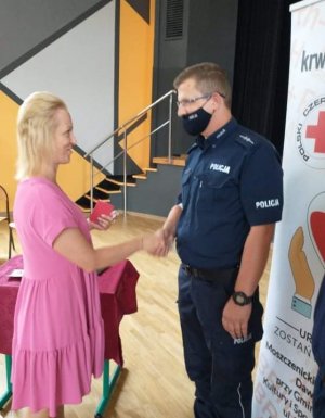 Policjant dostaję odznakę ,, Zasłużony Honorowy Dawca Krwi&quot;