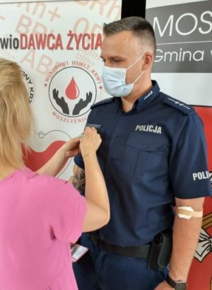 policjant dostaje odznaczenie ,, Zasłużony Honorowy Dawca Krwi&quot;