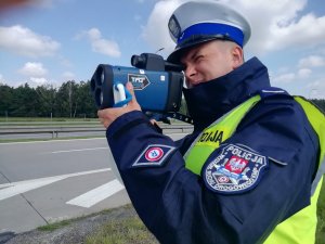 policjant ruchu drogowego podczas działań na S8 dokonuje pomiaru prędkości