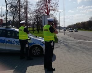 policjanci mierzą prędkość z jaką poruszają się kierowcy