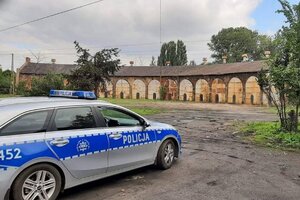 policyjny radiowóz przed budynkiem lokomotywowni