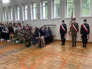 z prawej strony poczet sztandarowy szkoły, z lewej zaproszeni goście oraz dyrekcja