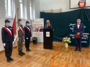 uczniowie klasy policyjnej w poczcie sztandarowym, przy mównicy dyrekcja szkoły