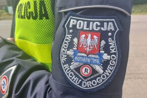 policyjny mundur z oznaczeniami wydziału ruchu drogowego