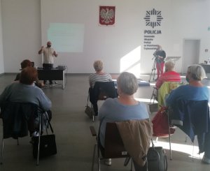 ratownik medyczny podczas omówienia pomocy przedmedycznej