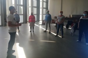 seniorki wraz z instruktorem