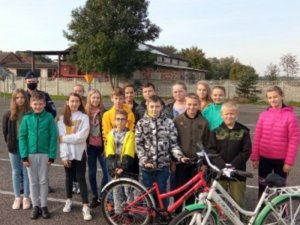 umundurowany funkcjonariusz z uczniami klas 5