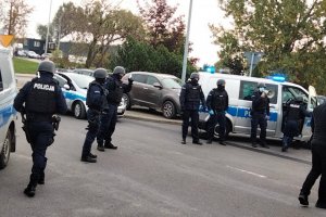 na zdjęciu widać policjantów na miejscu demonstracji przed aresztem śledczym