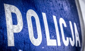 napis policja na oznakowanym radiowozie