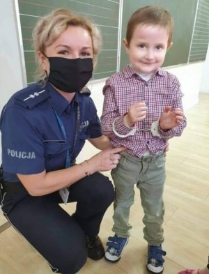 dzielnicowa z chłopcem z grupy przedszkolnej