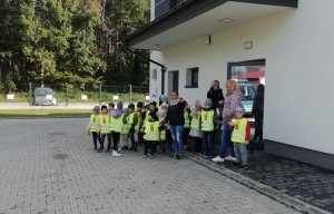 dzieci przed budynkiem posterunku policji