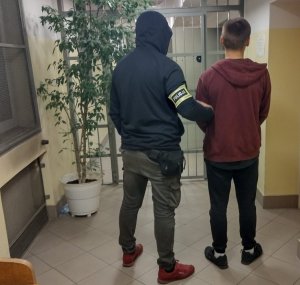 zatrzymany 18-latek  z policjantem