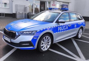skoda octavia zaparkowana przed budynkiem piotrkowskiej jednostki