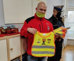 policjant razem z przedstawicielem grupy Kierowcy Dzieciom, podczas spotkania z przedszkolakami