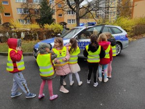 milusińscy podczas oglądania policyjnego radiowozu
