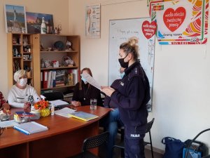 Policjantka rozmawia z mieszkańcami o bezpieczeństwie podczas spotkania w Klubie Seniora