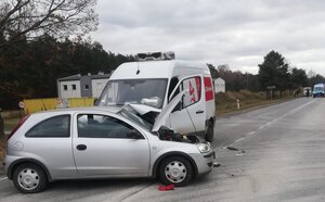 na zdjęciu widoczne na drodze pojady opel corsa oraz mercedes sprinter po zderzeniu, w tle widać policyjny radiowóz