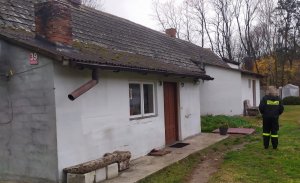 policjantka na posesji z której w dniu zaginięcia wyszedł zaginiony Mirosław Anders