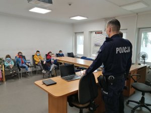 grupa przedszkolaków na terenie Komendy Miejskiej Policji w Piotrkowie Trybunalskim podczas pogadanki prowadzonej przez dzielnicowych