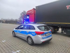 na zdjęciu widać policyjny radiowóz i samochód ciężarowy