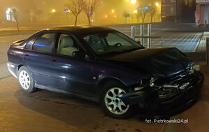 rozbite volvo porzucone na parkingu sklepowym