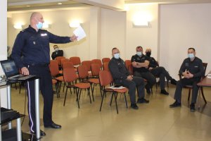 policjant wyświetla prezentację na temat narkotyków
